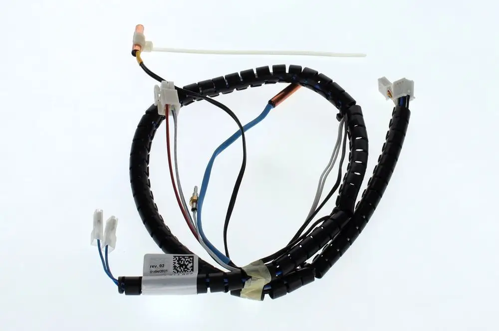 BOSCH Kabel mit mehreren Drähten und Steckverbindern, umhüllt von schwarzer Isolierung, zur Verbindung von Sensoren oder elektrischen Komponenten.